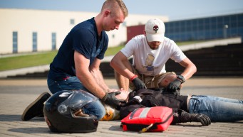 wypadek motocyklowy, stabilizacja odcinka szyjnego, pierwsza pomoc, pomoc