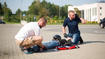 wzywanie pomocy, służby ratunkowe, telefon alarmowy, pogotowie ratunkowe