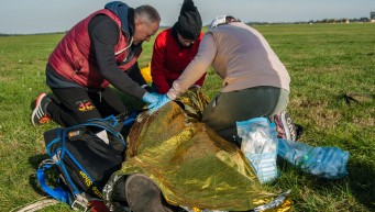 wypadek spadochronowy, pierwsza pomoc przy upadku, praca w grupie