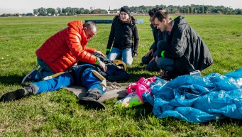 pierwsza pomoc wypadek spadochronowy, skoczek uderzył w ziemię, skydive