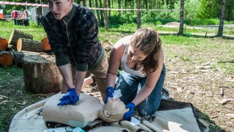 pierwsza pomoc dla dzieci, dzieci ratują, uciskanie klatki piersiowej