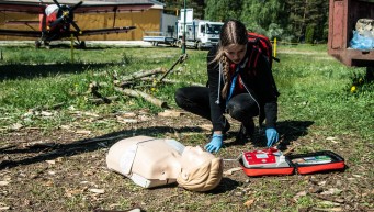 pierwsza pomoc nieprzytomny, nie oddycha, BLS+AED, masaż serca, 30:2